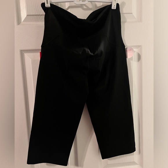 Spanx Booty Boost® Active Knee Leggings capri length - Picture 3 of 11